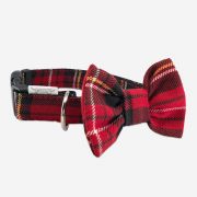 Collier pour chien avec nœud papillon écossais rouge, élégant et confortable, parfait pour un look chic.