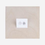 Bijou en argent boucles d'oreilles en forme de petite patte chien.