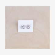 Boucles d'oreilles en forme de petite patte chien.