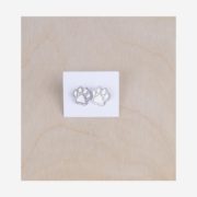 Boucles d'oreilles en forme de petite patte chien.