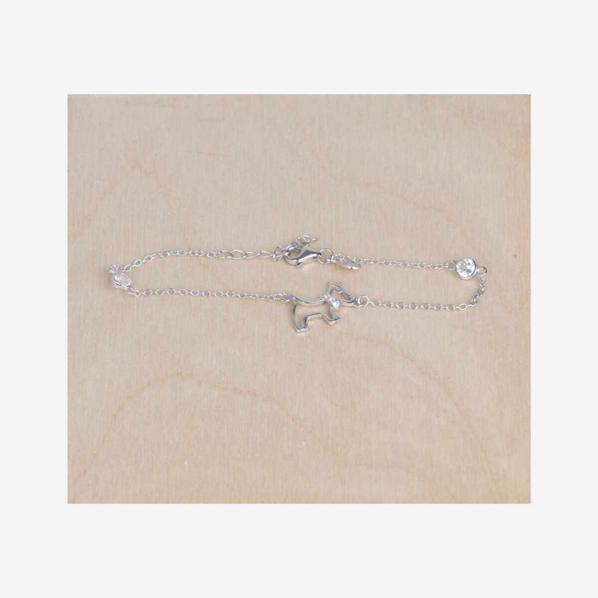 Bracelet chaîne en argent avec chien. Composé d'un petit chien découpé et de pierre zircon Taille réglable de 16 à 19 cm